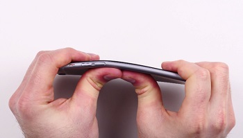 iPhone 6 легко гнётся двумя пальцами
