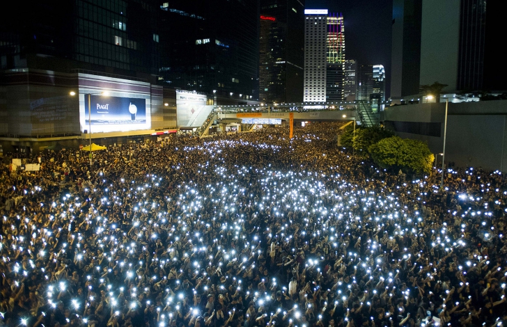 Тысячи протестующих вышли на улицы Гонконга