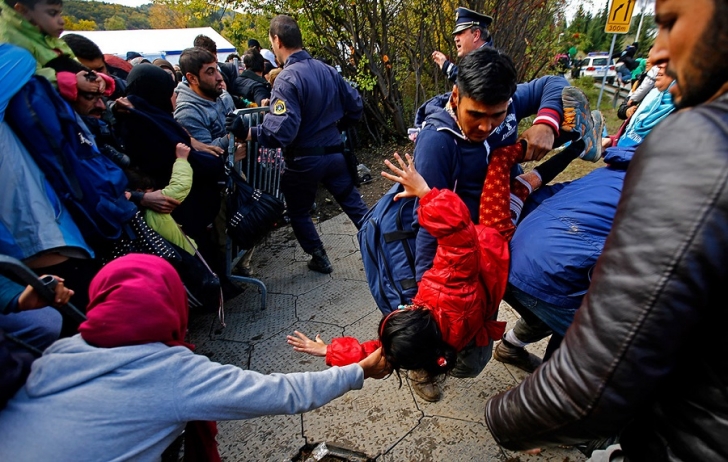 Мигранты стройной колонной идут по Европе