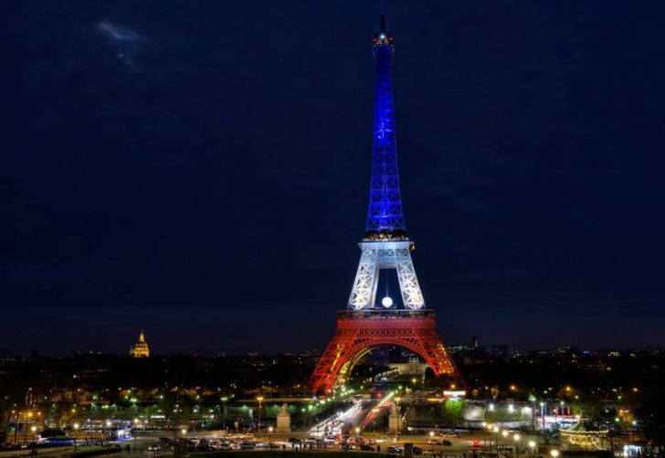 В Париже хотят снова перекрасить главный символ города