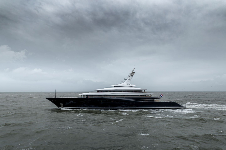 119-   Feadship 821     
